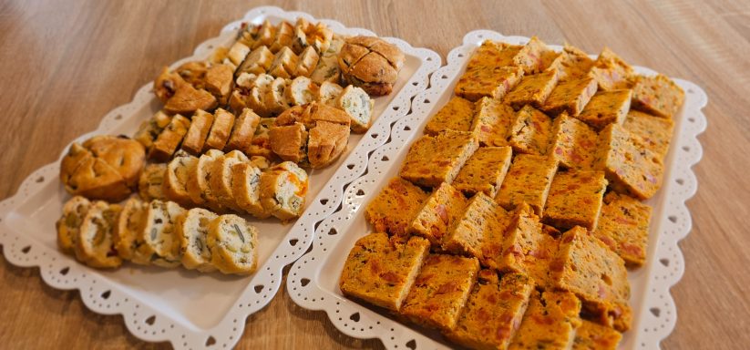 Assortiment de biscuits et de gâteaux sur des plateaux en bois.