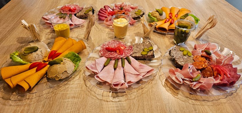 Plateaux de charcuterie variés avec fruits et accompagnements colorés.