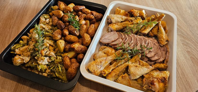 Plateau de viandes rôties, pommes de terre, légumes et herbes fraîches.